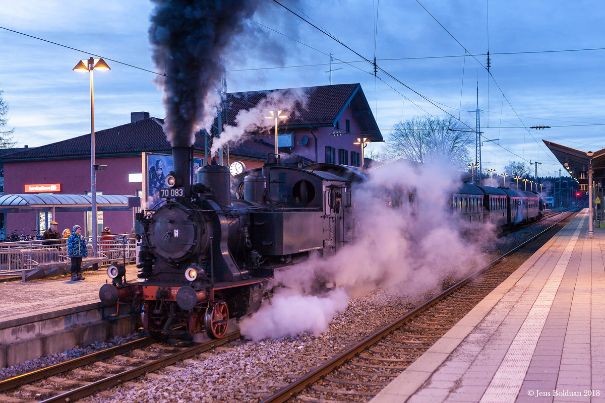 Dreikönigsdampf des BLV am 06.01.2018. 70 083 legt sich bei der Ausfahrt aus Holzkirchen mächtig ins Zeug!