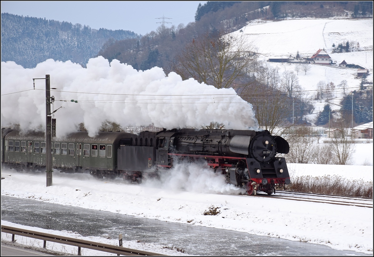 Dreikönigsfahrt auf der Schwarzwaldbahn. 01 519 gibt am  Eis -Kanal bei Hausach noch mächtig Dampf. Januar 2017.