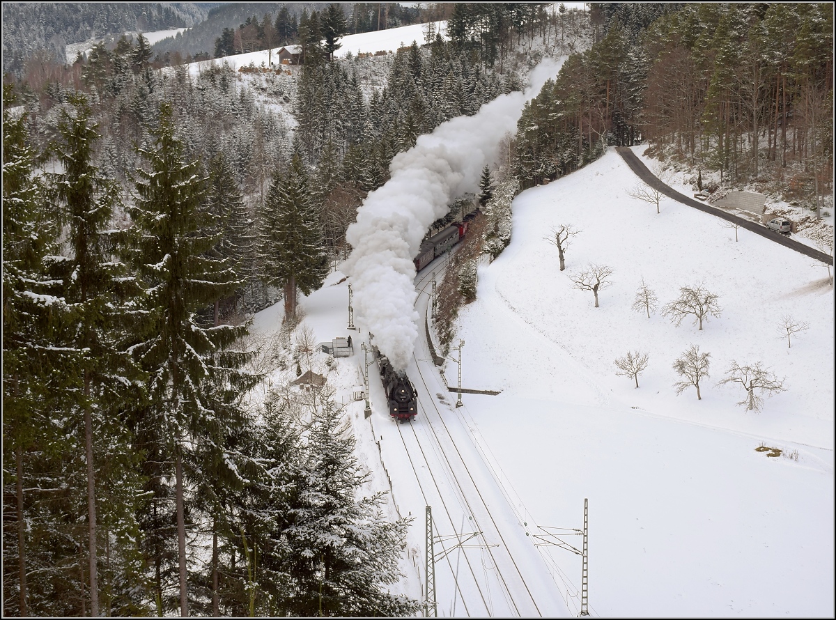 Dreikönigsfahrt auf der Schwarzwaldbahn. 01 519 macht oberhalb von Triberg mächtig Dampf. Januar 2017.