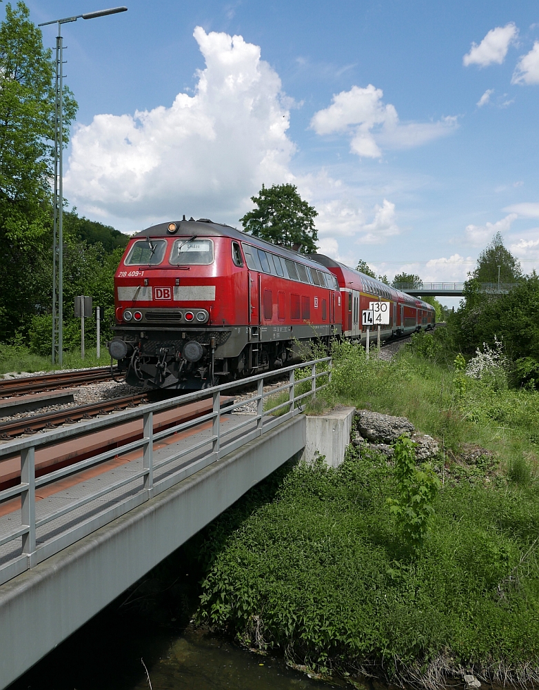 Dreilicht-Spitzensignal einmal anders - Kurz nach der Abfahrt in Biberach (Riß) beschleunigt deutlich hörbar 218 409-1 den IRE 4218, Lindau - Stuttgart. Aufnahme entstand am 23.05.2017 am Weißgerberbach.