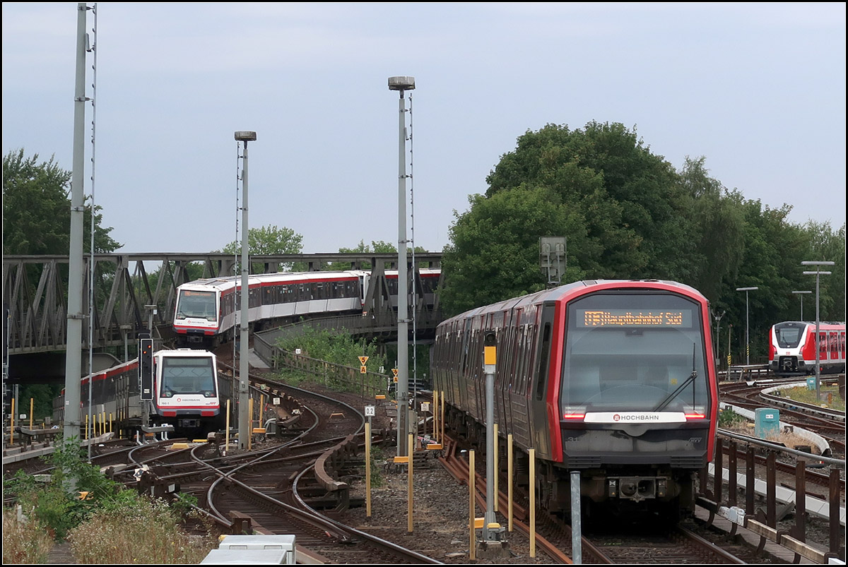 Dreimal U-Bahn und ein bisschen S-Bahn -

Westliche Ausfahrt aus dem U- und S-Bahnhof Barmbek. Der U3-Zug auf der Brückenrampe hat seine Hufeisenform aufgeben während der zweit U3-Zug rechts den Bahnhof in der selben Richtung verlässt, aber auf dem Ring weiterfährt. Ganz rechts lugt ein abgestellter S-Bahnzug der Baureihe 490 ins Bild.

Hamburg, 17.08.2018 (M)