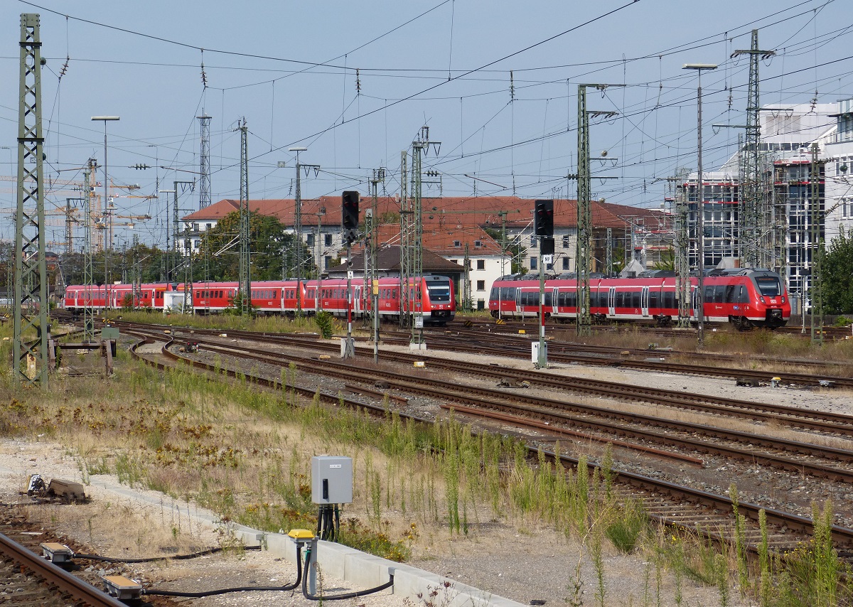 Dreiteilige 612er Garnitur bei der Einfahrt von Norden her in den Hauptbahnhof Nürnberg 05.08.2018