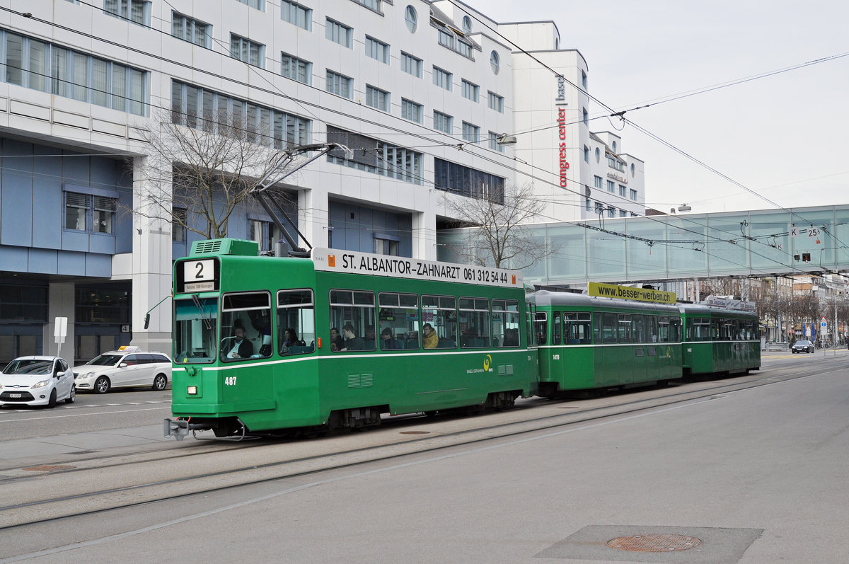 Dreiwagenzug, mit dem Be 4/4 487 und den beiden B4S 1470 und 1463, fahren zur Haltestelle der Linie 2 am Wettsteinplatz. Die Aufnahme stammt vom 04.03.2017.