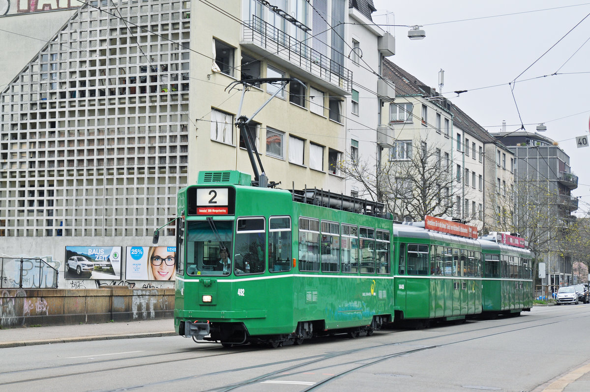 Dreiwagenzug, mit dem Be 4/4 492 und den beiden B4S 1449 und 1469, auf der wegen einer Baustelle umgeleiteten Linie 2, fahren zur Endstation am Morgartenring. Die Aufnahme stammt vom 24.03.2017.