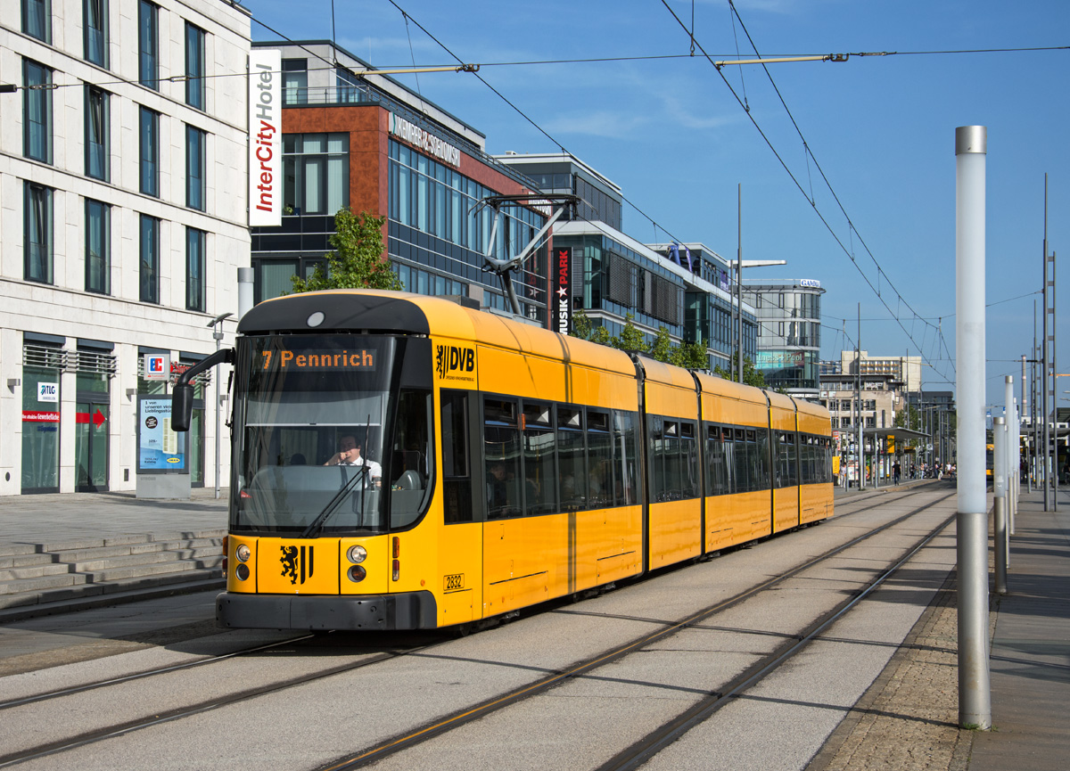 Dresden DVB NGT D12DD 2832 als Linie 7 beim Hauptbahnhof, 30.08.2017. 