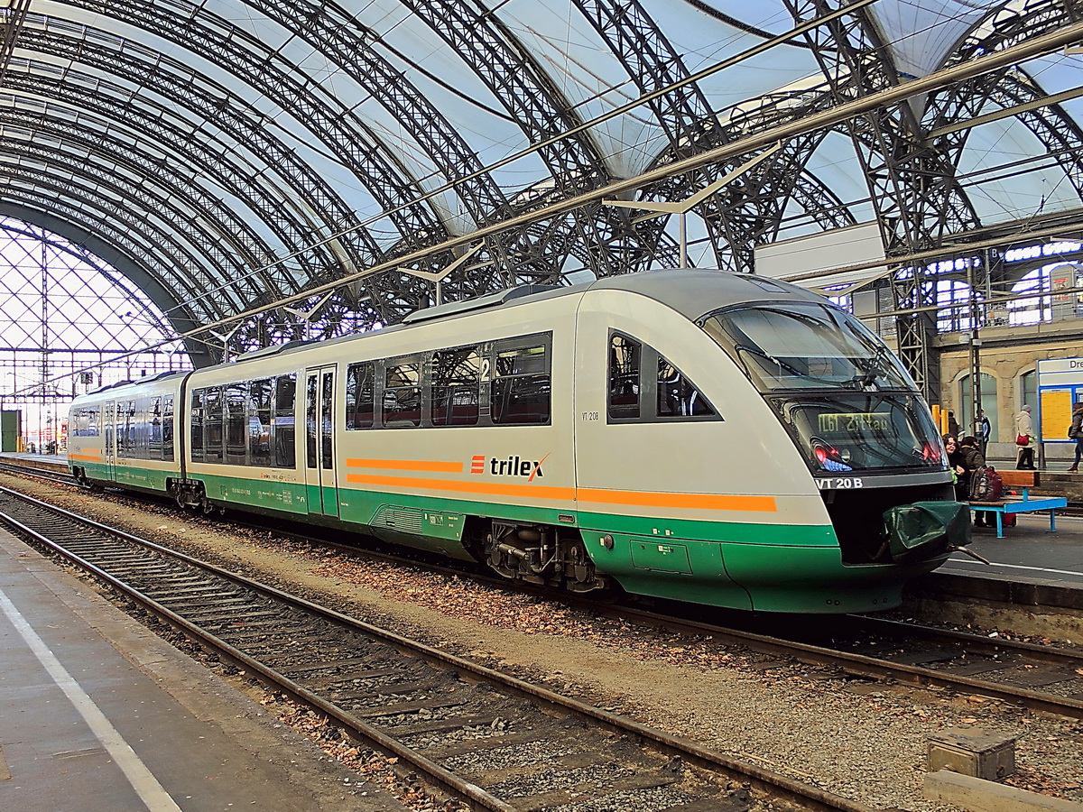 Dresden Hauptbahnhof am 25. November 2016 steht 642 820-4 (95 80 642 820-4 D-DLB)
Trilex VT 20B als TL 74871 nach Zittau bereit. 
