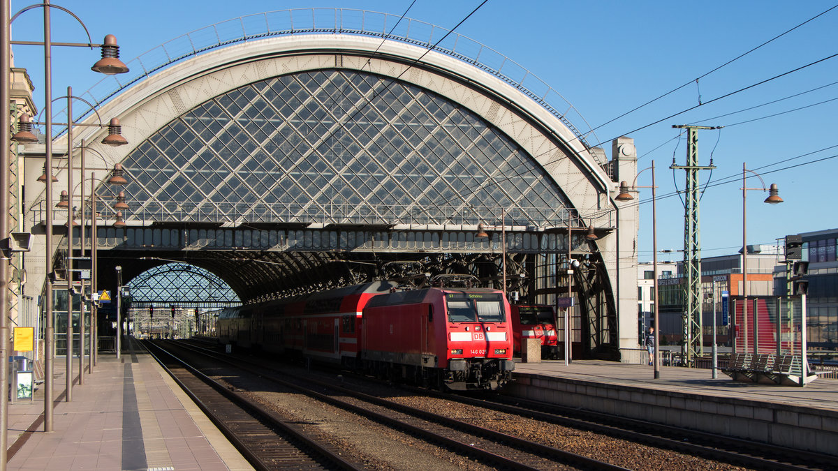 Dresden Hbf am 30. Juni 2018. Die S-Bahn mit 146 025-2 kommt gerade an. 