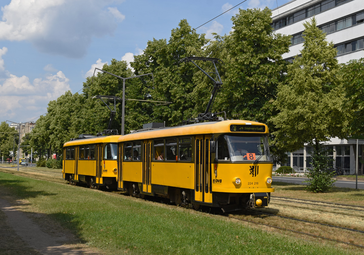 Dresden 

Tatra T4D 214 218 + 244 034 als Linie 8 in der Albertstraße, 08.06.2018 