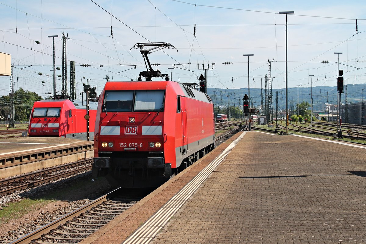 Druchfahrt am 06.08.2015 von der Nürnberger 152 075-8 als Lokzug durch den Badischen Bahnhof von Basel in Richtung Weil am Rhein/BW Haltingen. Zuvor brachte sie einen Güterzug in den Rangierbahnhof Muttenz.