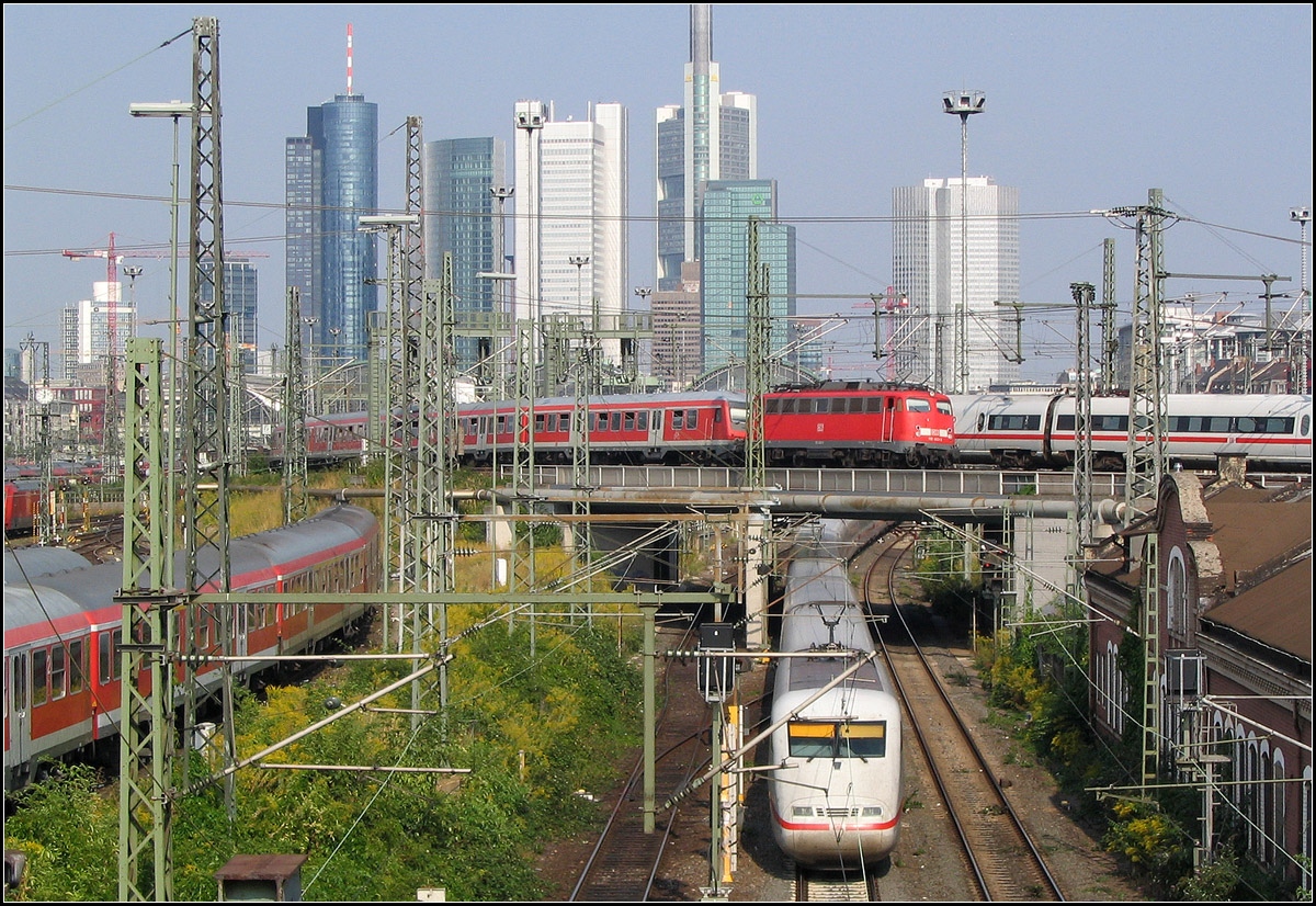 Drunter und drüber - 

Eisenbahnverkehr im Vorfeld des Frankfurter Hauptbahnhofes, 

01.09.2005 (M)