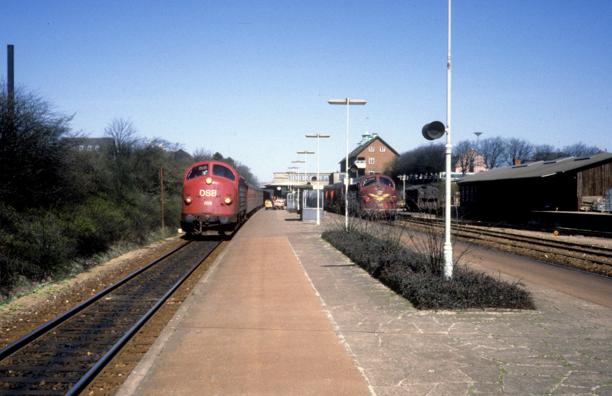 DSB: Am 14. April 1981 treffen sich zwei Dieselloks des Typs My (1156 und 1119) im Bahnhof Vordingborg.