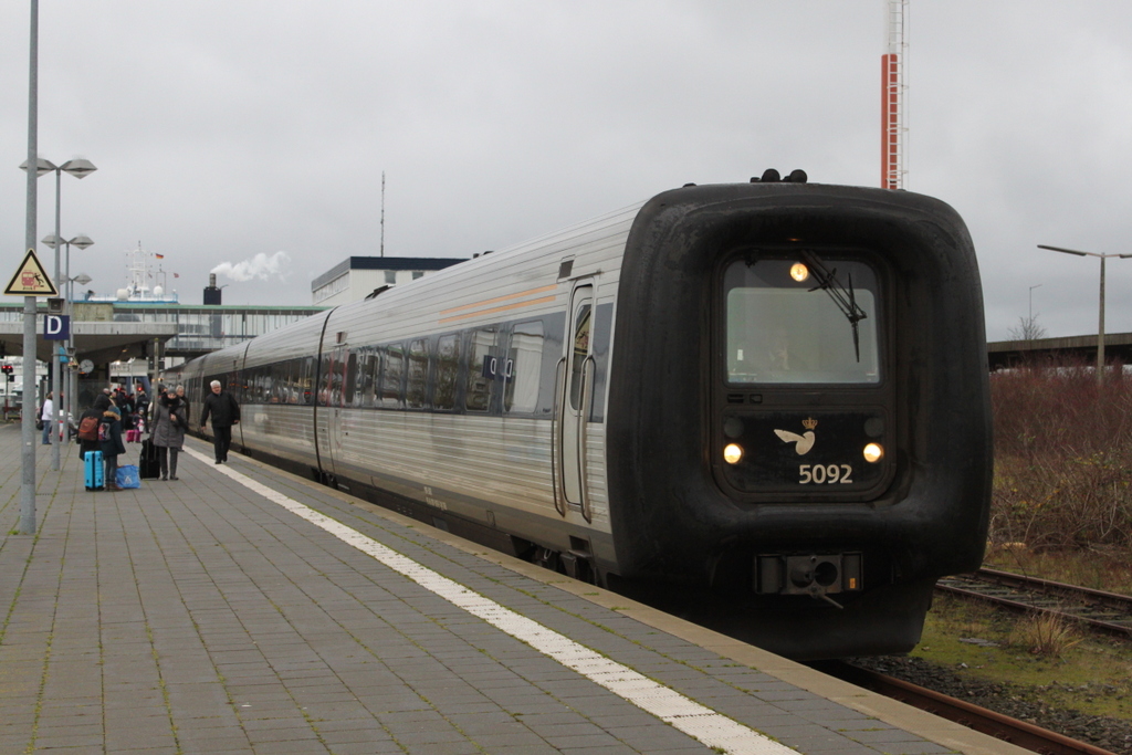 DSB-Gumminase 5092 als EC 38(København-Hamburg)bei der Einfahrt im Bahnhof Puttgarden.12.12.2017