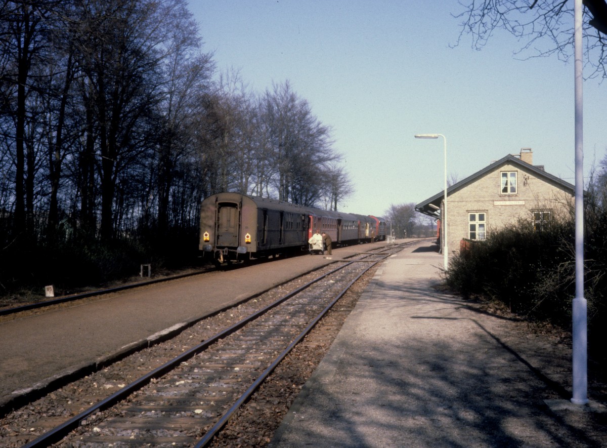DSB-Kleinstadtbahnhöfe: Bahnhof Holme-Olstrup. - Am 14. April 1981 steht ein Personenzug (Mx 1008+Personenwagen+Postwagen) in Holme-Olstrup. Der Zug fährt in Richtung Køge.