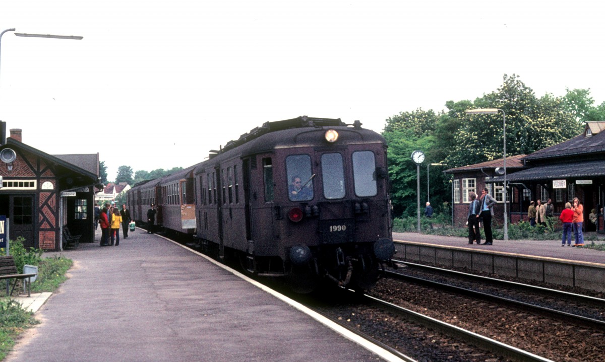 DSB-Kleinstadtbahnhöfe: Bahnhof Vedbæk am 2. Juni 1973. - Ein Personenzug bestehend aus dem Mo 1990 (Frischs 1939: Mo 298, ab 1941 Mo 590, ab 1961 Mo 1990; ausgemustert 1978), zwei Personenwagen und noch einem Mo hält abfahrtbereit.