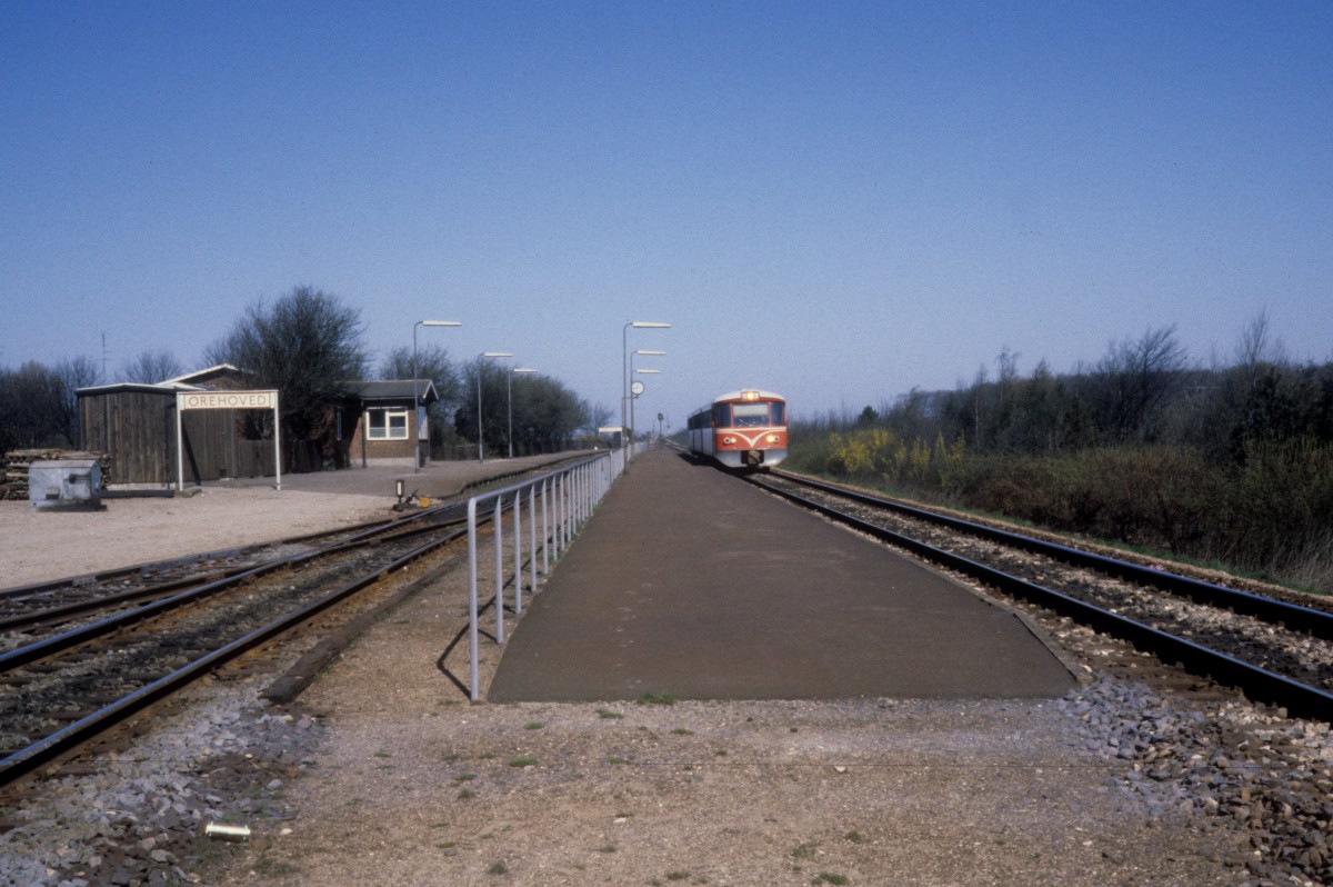DSB-Kleinstadtbahnhöfe: Haltepunkt Orehoved am 14. April 1981. - Am Bahnsteig ein Triebzug des Unternehmens Lollandsbanen. Dieser Zug, der aus einem Triebwagen (Ym), einem Mittelwagen (Yp) und einem Steuerwagen (Ys - alle Waggonfabrik Uerdingen 1965) besteht, fährt in Richtung Nykøbing Falster.