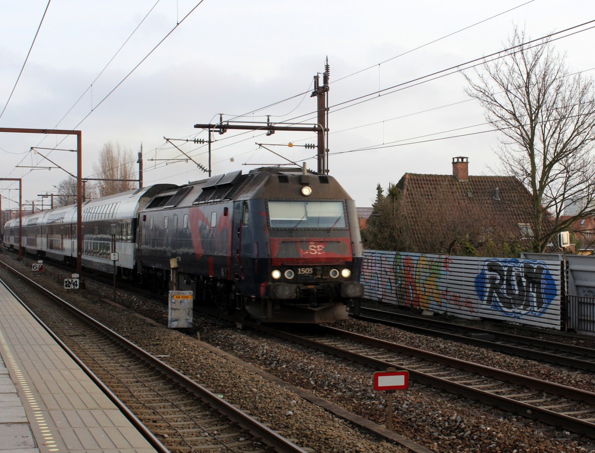 DSB Me 1503 (Henschel 1981) fährt am 30. Dezember 2013 am S-Bf Danshøj vorbei. Der Regionalzug fährt in Richtung Roskilde.