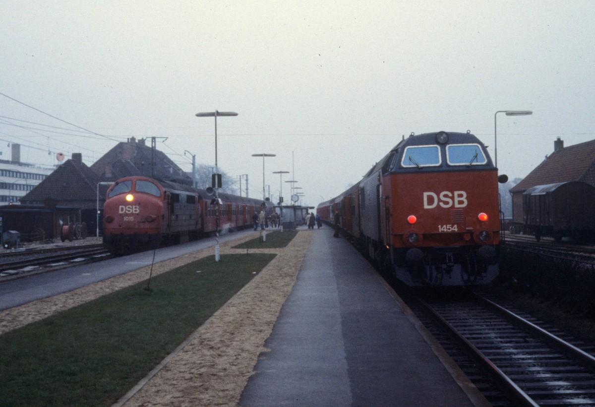 DSB Mx 1015 / Mz 1454 Tåstrup am 22. Dezember 1977.- Bevor die DSB den Bahnhof Høje Tåstrup (später in Høje Taastrup umbenannt) eröffnete, endete die S-Bahnlinie B in Tåstrup, wo die Fahrgäste der S-Bahn dann in den regionalen Bahnverkehr umsteigen konnten.
