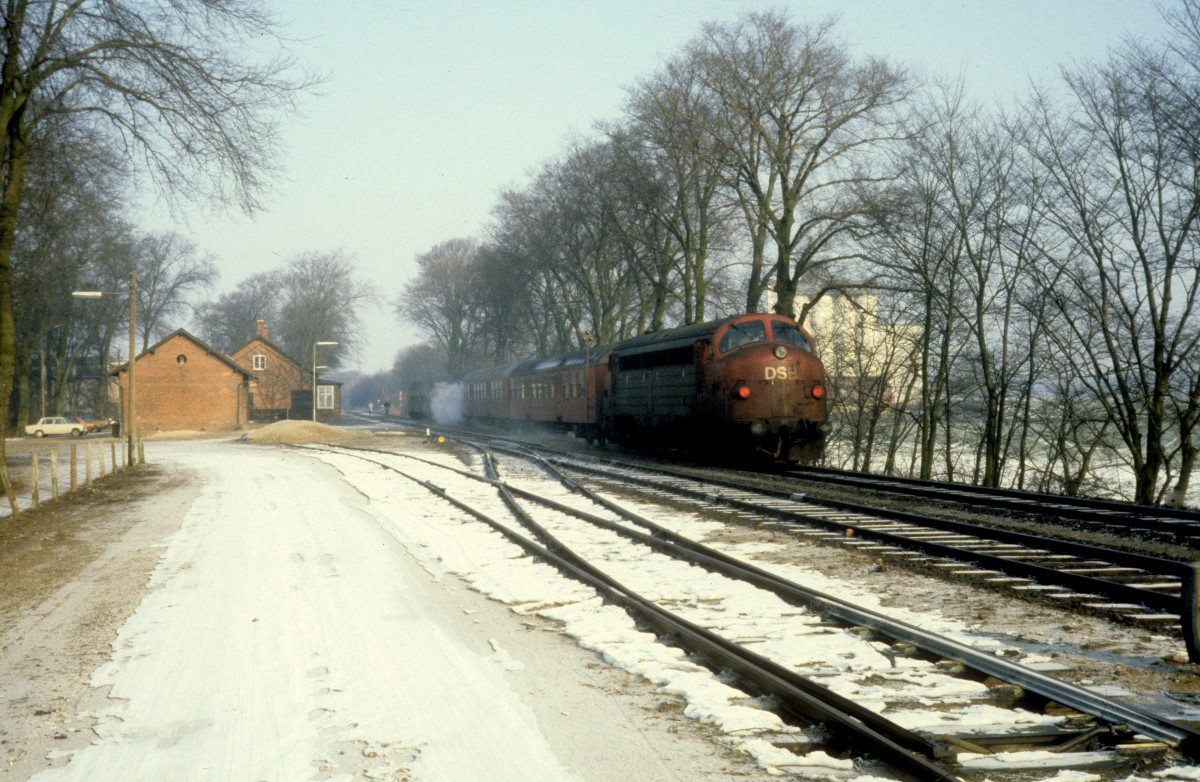 DSB My 1113 mit einem Regionalzug Bahnhof Gadstrup am 26. Februar 1983. - Der Zug fährt in Richtung Roskilde.