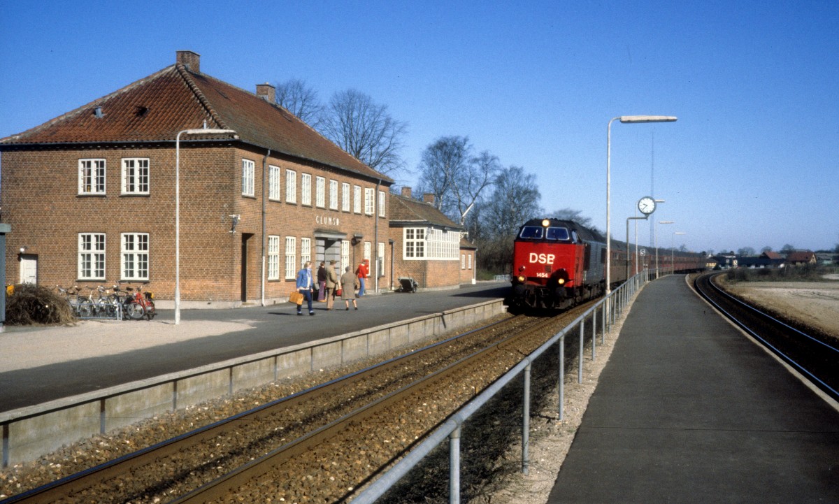 DSB Mz 1454 (mit einem Regionalzug) erreicht am Vormittag des 14. April 1981 den Bahnhof Glumsø. - Der Zug fährt in Richtung Næstved.