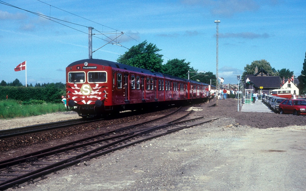 DSB S-Bahn Kopenhagen: Am 27. Mai 1989 wurde die S-Bahnstrecke Ballerup - Frederikssund eingeweiht. Am Tag der Eröffnung erreicht der geschmückte Einweihungszug den Bahnhof Måløv. 