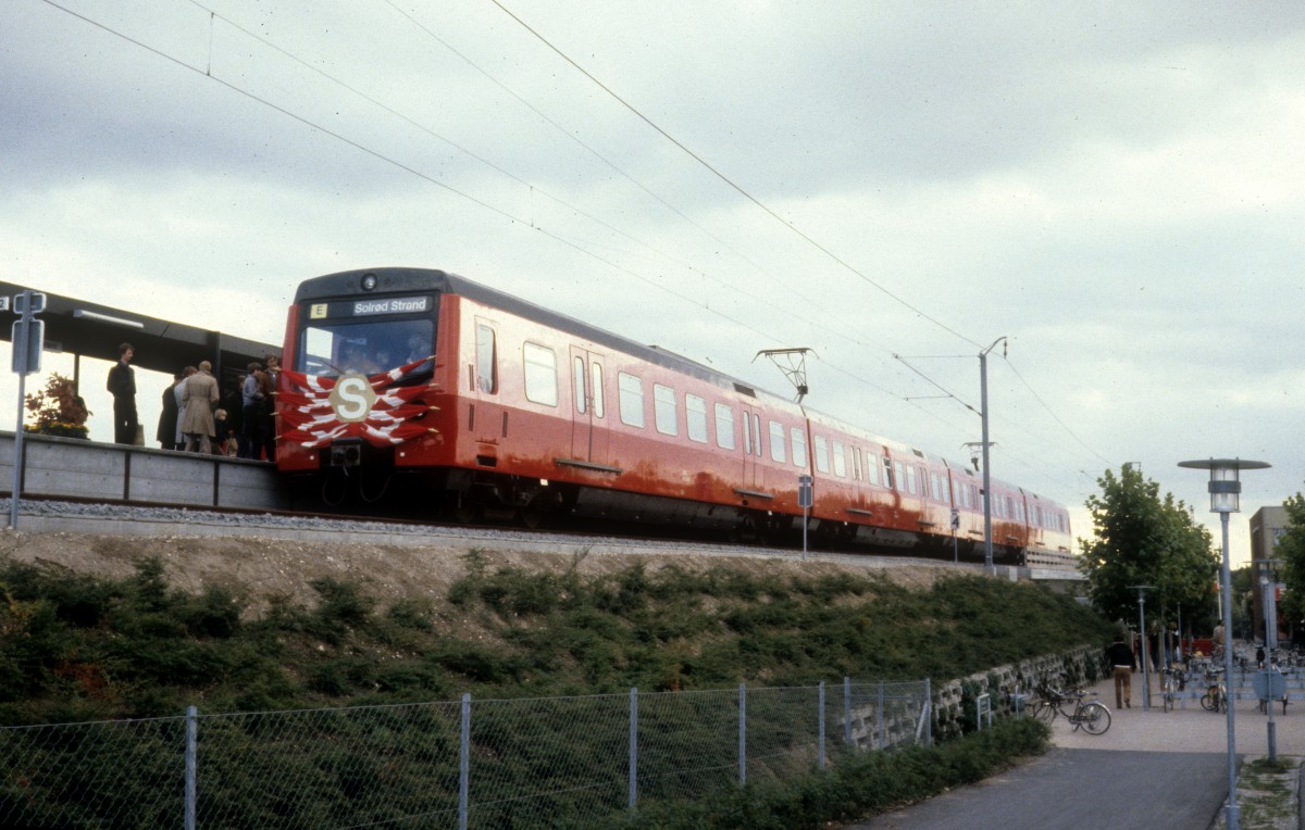 DSB S-Bahn Kopenhagen: Am 29. September 1979 wurde die Verlängerung der S-Bahnlinie E von Hundige nach Solrød Strand eingeweiht. Der Einweihungszug - aus einer Prototypengarnitur der dritten Kopenhagener S-Bahngeneration bestehend - hält am Eröffnungsdatum in Solrød Strand. - Die Prototypen der dritten Generation wurden im Herbst 1979 von der Firma Scandia in Randers mit elektrischer Ausstattung von teils der englischen Firma GEC (MC 6501-6504), teils der schwedischen Firma ASEA (MC 6505-6508) geliefert. Wegen verschiedener Fehler und Mängel wurden sämtliche Prototypenwagen 1993-1994 ausgemustert. - Die Serienproduktion (6509-6524) wurde bei Scandia / ASEA bestellt, aber wegen Geldmangel konnten die Dänischen Staatsbahnen nur acht Garnituren (Steuerwagen FC, 2x Triebwagen MC, Steuerwagen FC) bestellen. Das geschah 1983-1984. - Im Spätsommer 2006 wurden alle Wagen ausgemustert. 