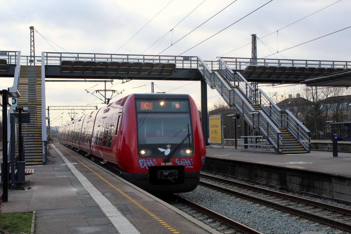 DSB S-Bahn Kopenhagen am 4. Januar 2014: Linie C (SA 8183) erreicht den Bahnhof Hellerup.
