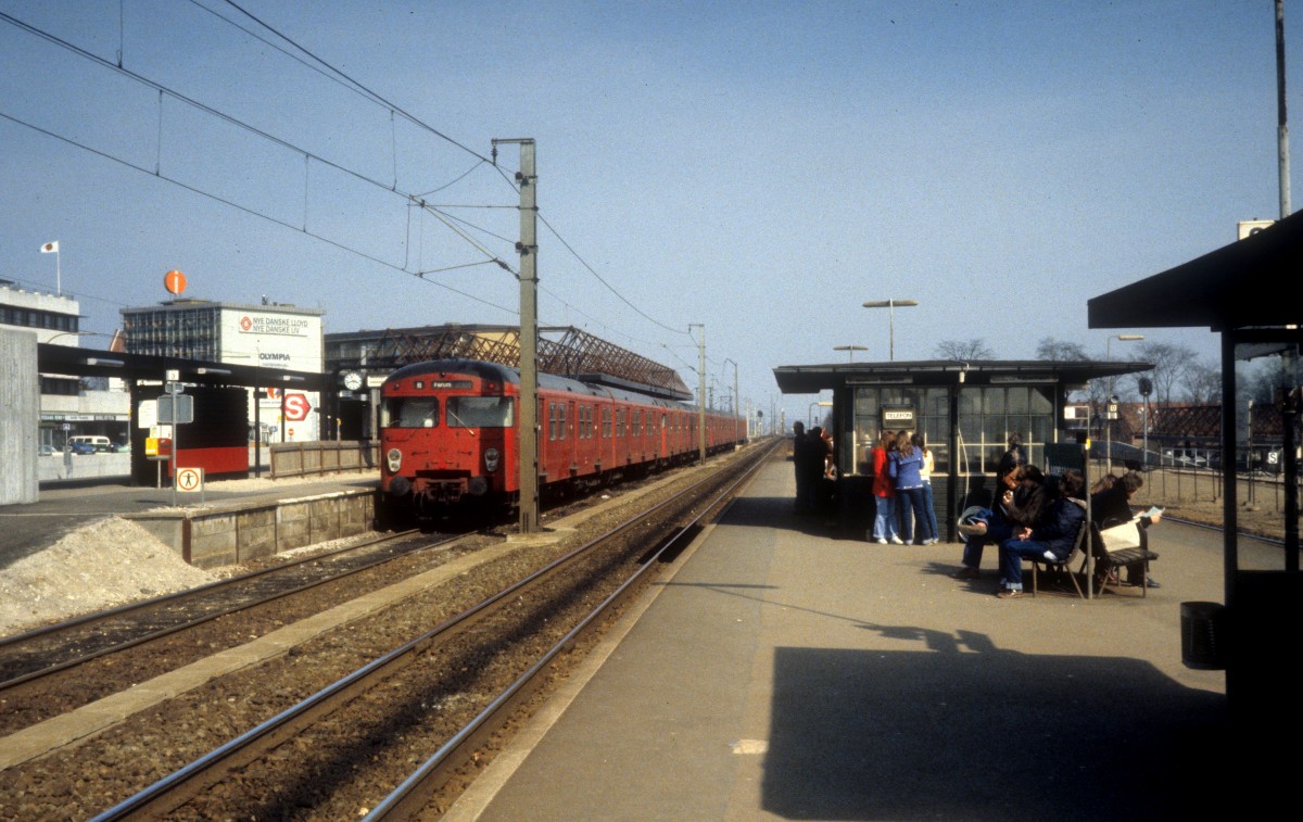 DSB S-Bahn Kopenhagen: Linie B am Endbahnhof Tåstrup am 13. April 1980. - Auf dem Bild ist es deutlich zu sehen, dass die Hauptbahnstrecke Kopenhagen - Roskilde noch nicht elektrifiziert worden ist. 