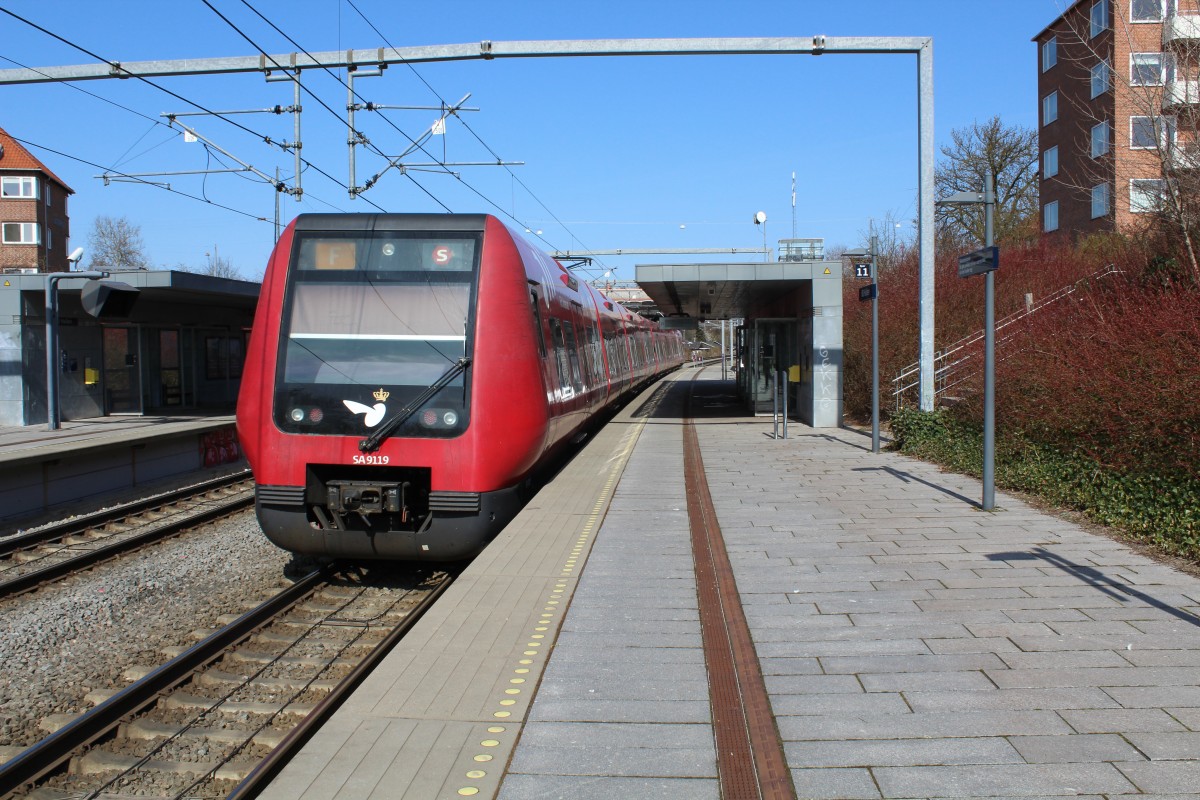 DSB S-Bahn Kopenhagen: Linie F (LHB/Siemens-SA 9119) K.B. Hallen am 3. April 2014. - Der Zug fährt nach Hellerup.