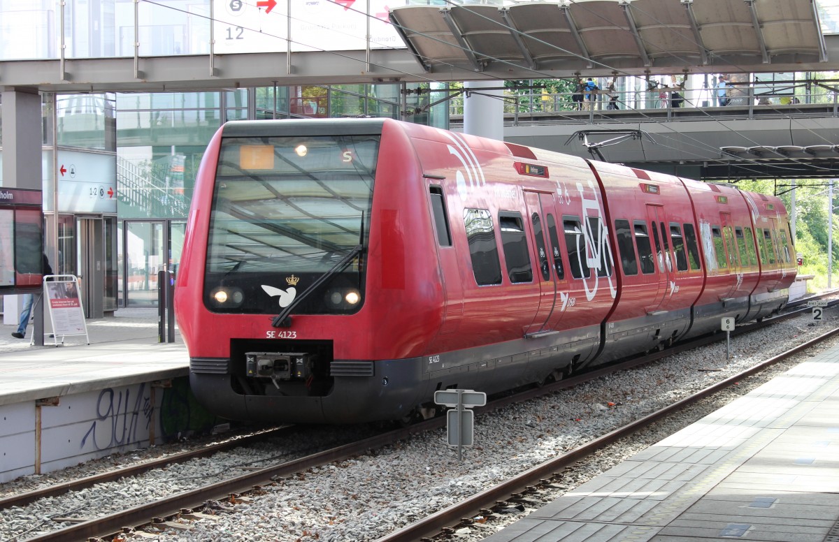 DSB S-Bahn Kopenhagen: Linie F (SE 4123) S-Bf Flintholm am 21. Maj 2014. - Der Zug fährt in Richtung Hellerup.
