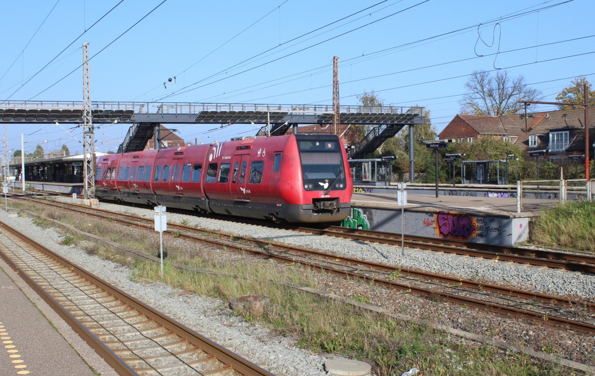 DSB S-Bahn Kopenhagen: Linie F (SH 4719) Hellerup am 28. Oktober 2014. - Der Bahnhof Hellerup ist der Endbahnhof der Linie F (Ny Ellebjerg - Hellerup), der kürzesten S-Bahnlinie.