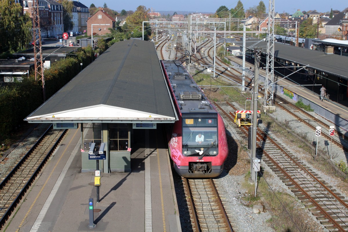 DSB S-Bahn Kopenhagen: Linie F (LHB/Siemens-SH 4726) Bahnhof Hellerup am 28. Oktober 2014.