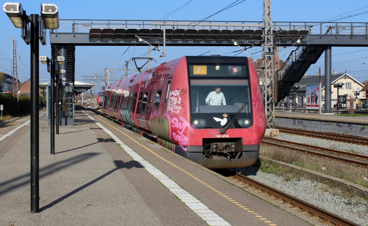 DSB S-Bahn Kopenhagen Linie F (LHB/Siemens-SH 4726): Abfahrt vom Bahnhof Hellerup in Richtung Ny Ellebjerg über Nørrebro und Flintholm. - Aufnahmedatum: 28. Oktober 2014.