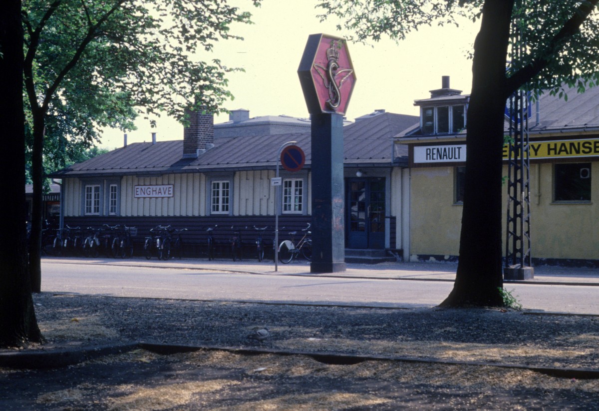 DSB S-Bahn Kopenhagen S-Bahnhof Enghave: Die Strassenseite des Empfangsgebäudes im Mai 1978.