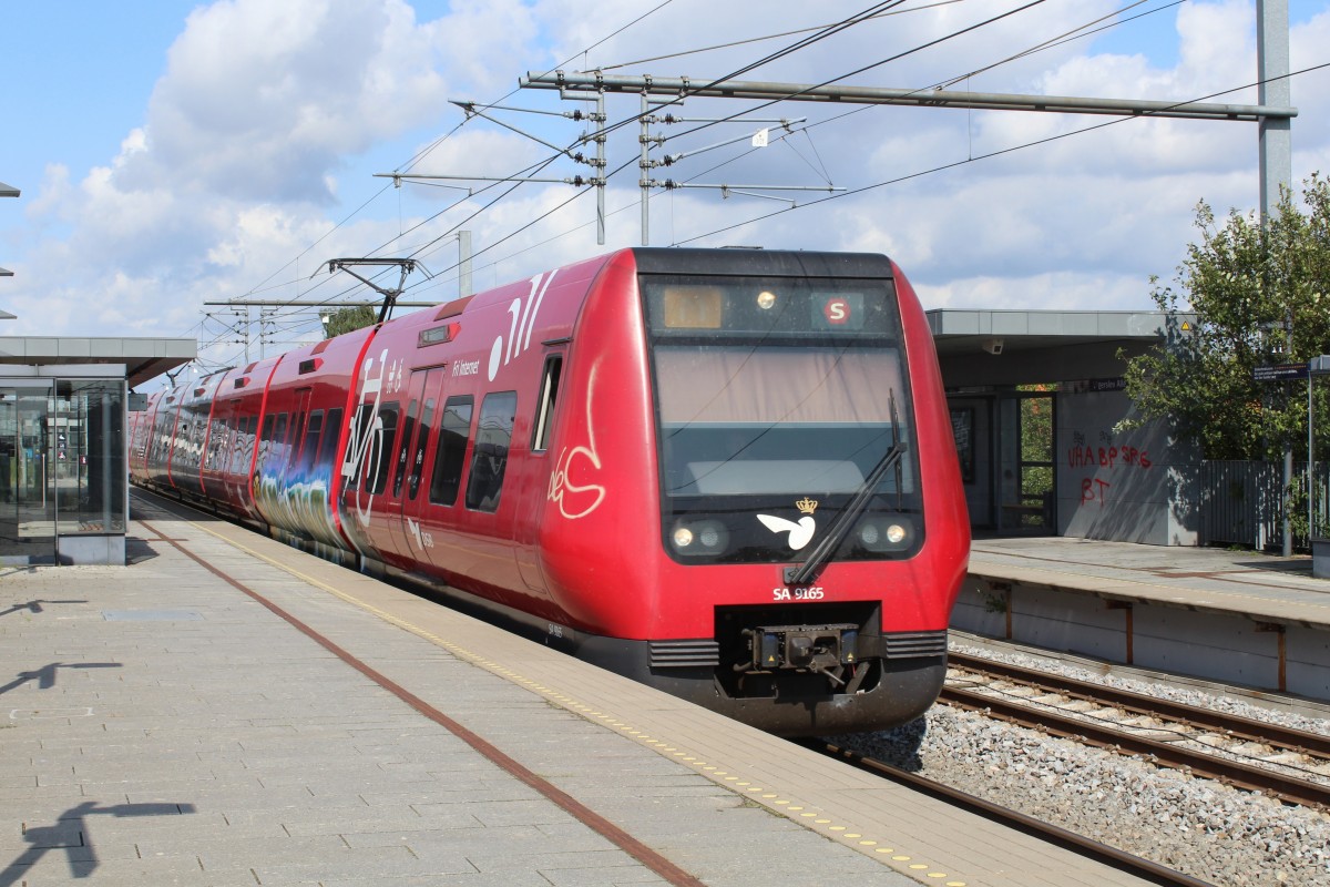 DSB S-Bahn Kopenhagen: Wegen vorübergehender Änderungen im Liniennetz fährt zur Zeit die provisorische Linie M auf der Strecke Hillerød - Holte - Lyngby - Hellerup - Ryparken - Nørrebro - Flintholm - Ny Ellebjerg. - Ein Zug, der in Richtung Ny Ellebjerg fährt, erreicht am 11. August den Haltepunkt Vigerslev Allé. 
