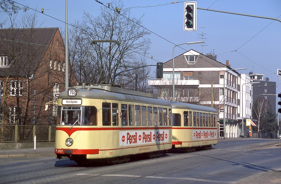 Dsseldorf  Pony  2107 mit Beiwagen 1827 in der Unterrather Strae Ecke Ahornallee, 05.03.1987.