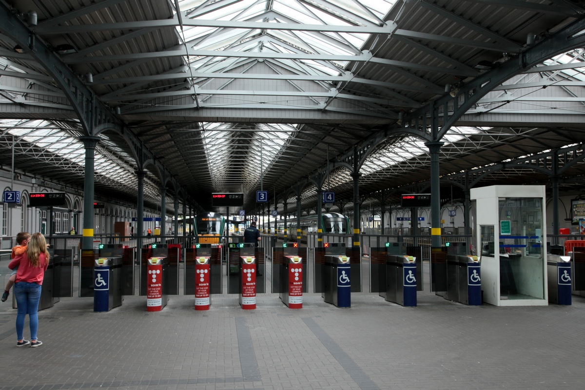 Dublin Heusten Stn. am 14.06.2016, im Hintergrund stehen 22261 und 22231, der Zugang wird aber durch die Bahnsteigsperren verhindert.