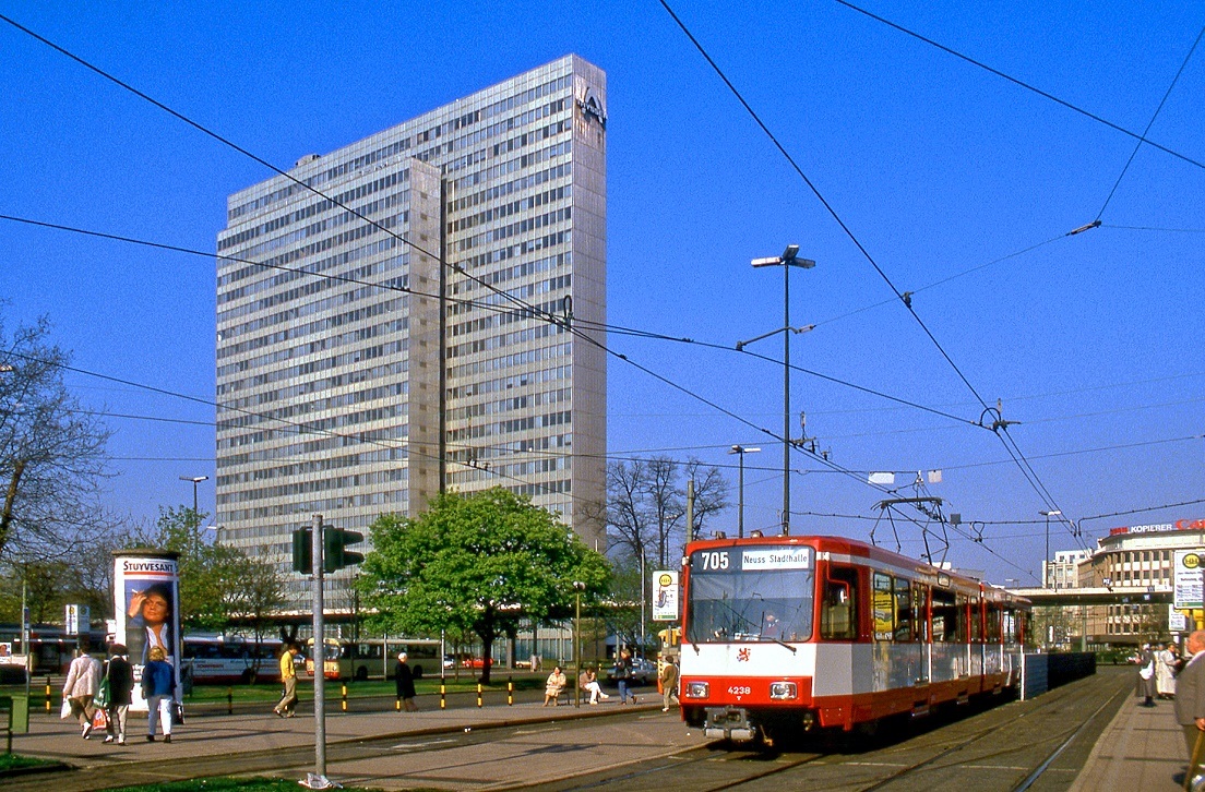 Düsseldorf 4238, Jan Wellem Platz, 22.04.1987.
