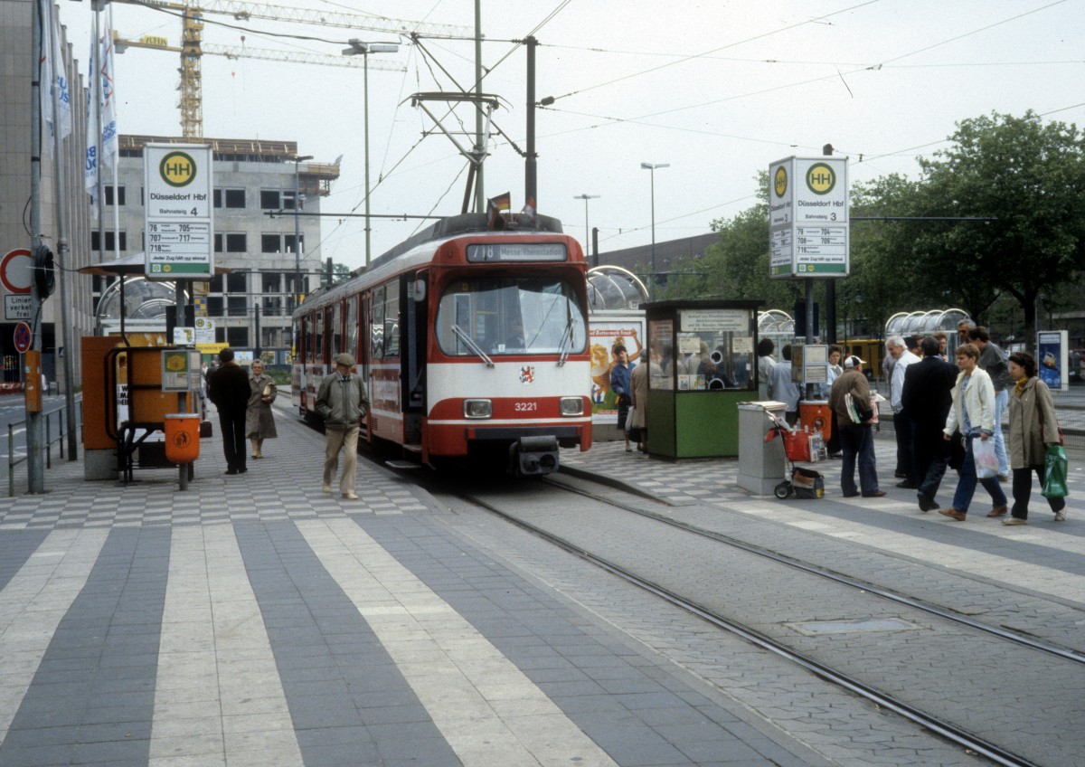 Dsseldorf Rheinbahn SL 718 (DWAG-GT8SU 3221) Hauptbahnhof im Mai 1987.