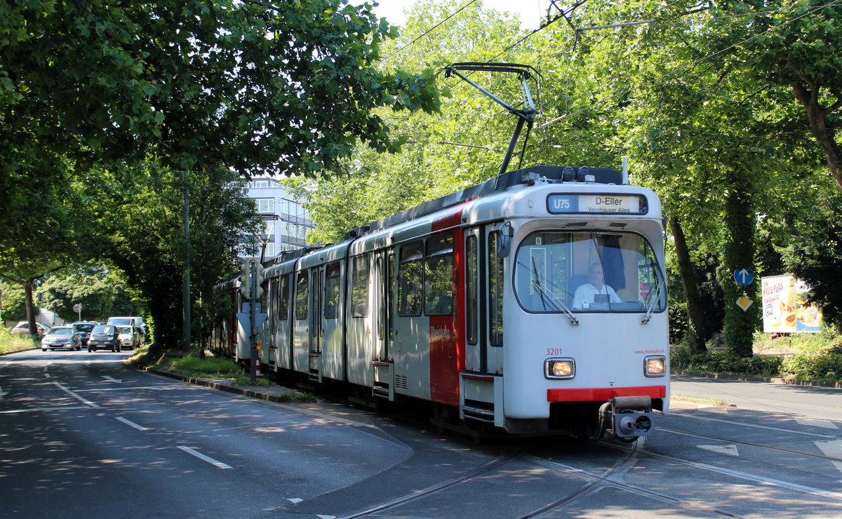 Düsseldorf Rheinbahn U75 (GT8-SU 3201) Neuss, Theodor-Heuss-Platz / Salzstraße am 19. Juli 2016.