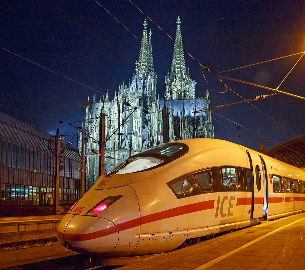 
Düsseldorf zu Besuch in der Domstadt Köln....
Der eingefahrene ICE-3M (BR 406) Tz 4611  Düsseldorf  steht als ICE 19 (Bruxelles-Midi - Köln Hbf - Frankfurt(Main)Hbf) am 03.10.2015 in den Hauptbahnhof Köln. 

Vor der Weiterfahrt wird dieser mit dem ICE 129 aus Amsterdam Centraal gepuppelt, darum hier die roten lichter, denn die Ausfahrt erfolgt über die Hohenzollernbrücke. 

Da ich auf meinen Reisen kein Stativ mitnehme, machte ich die Aufnahme aus der Hand.