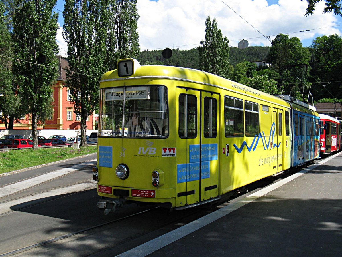 Duewag-6achser der Innsbrucker Verkehrsbetriebe, Nr. 36 der Linie 1 an der Endhaltestelle Bergisel. Aufgenommen 23.5.2008. 