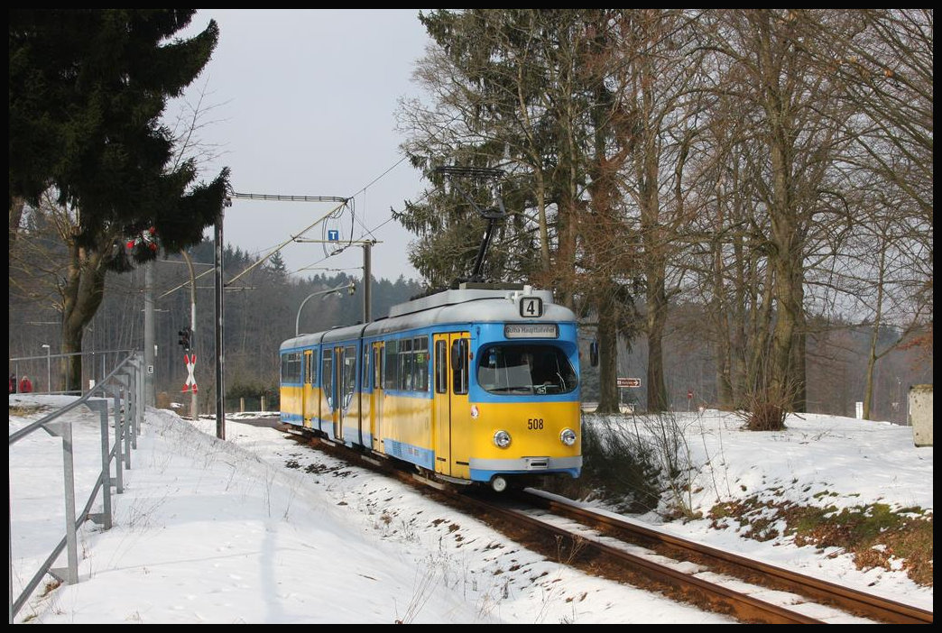 Düwag Triebwagen 508 der Thüringer Waldbahn verlässt hier am 21.2.2018 den Haltepunkt Friedrichroda in Richtung Gotha.
