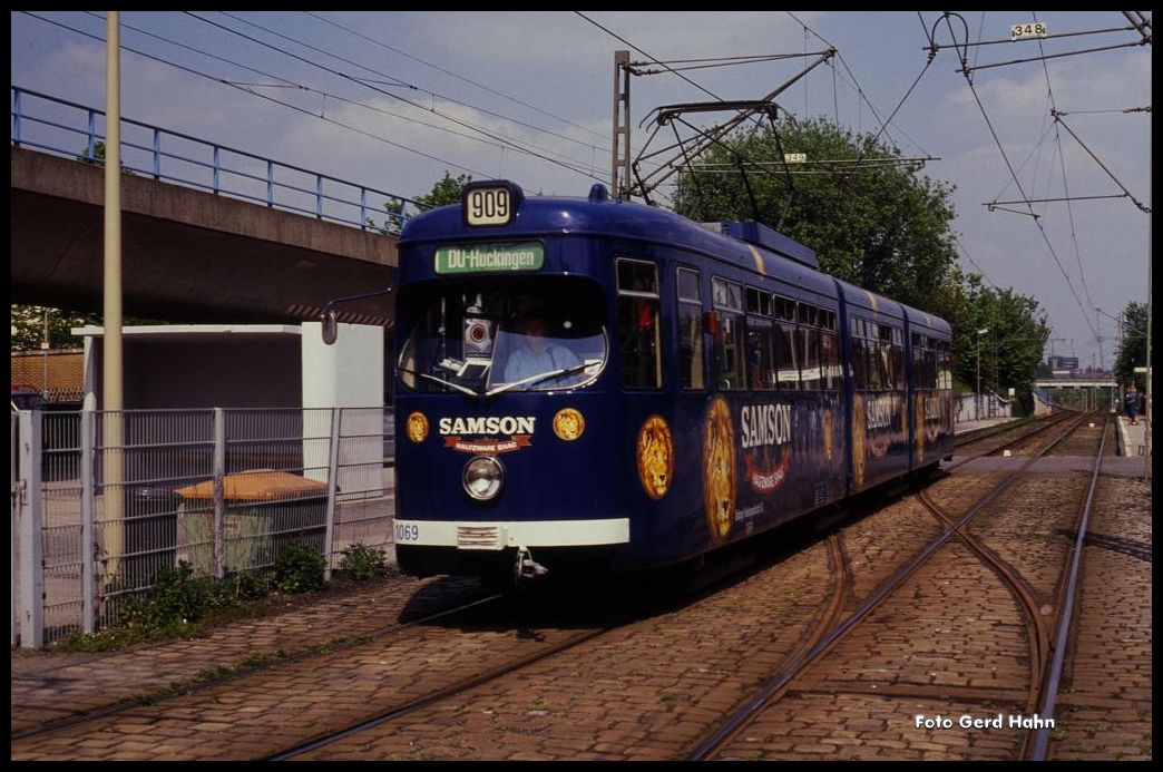 Duisburg - Huckingen: Düwag Tram 1069 auf der Linie 909 am 10.5.1991