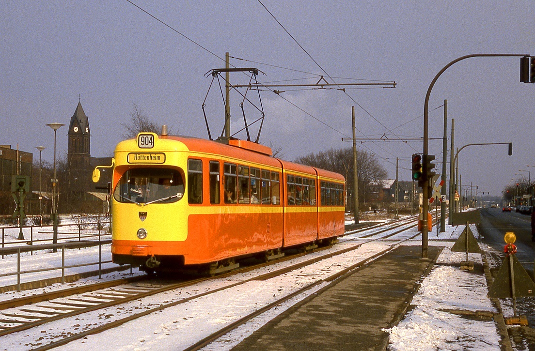 Duisburg Tw 1000 auf der Linie 904 in Angerhausen, 08.02.1986.