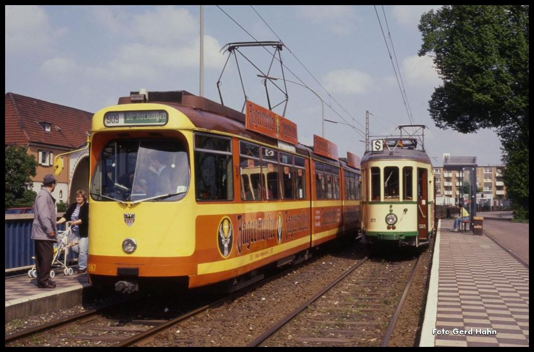 Duisburg Walsum: Düwag 1087 kreuzt mit Oldtimer Harkort 177 am 10.5.1991.