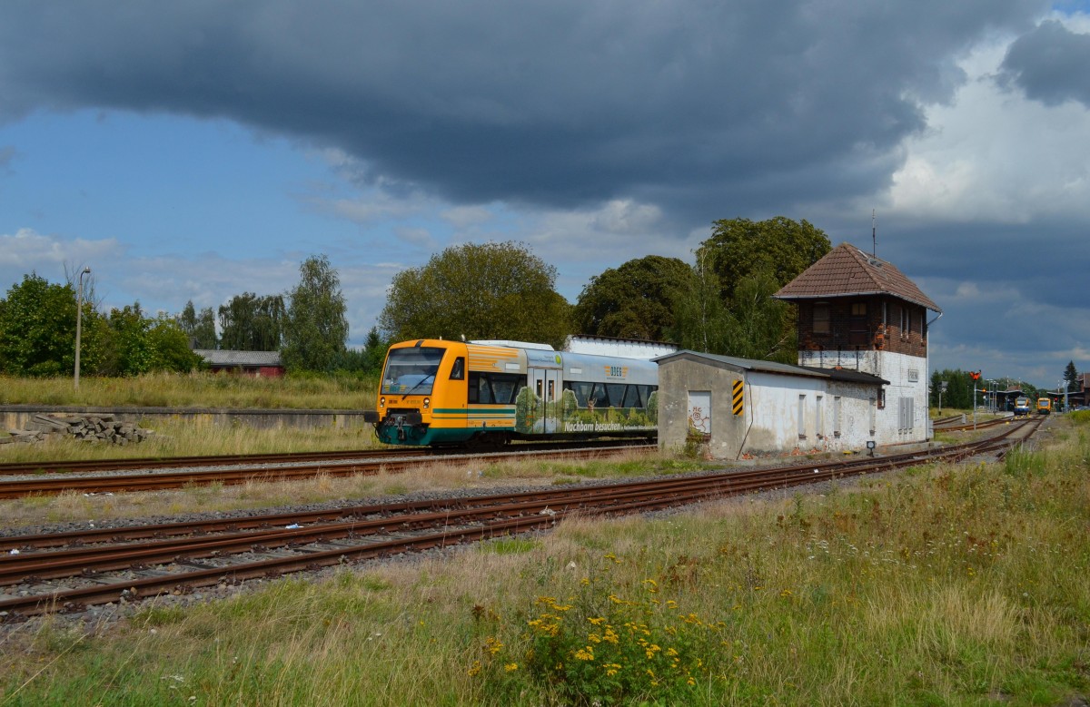 Dunkle Wolken schweben wortwörtlich über der Südbahn, denn im Dezmeber 2014 wird der Abschnitt Parchim - Malchow (Meckl.) eingestellt. Auch über OE 79678 (WPM – WH) standen am 21.08.2014 dunkle Wolken, der Regio-Shuttle der ODEG jedoch fuhr bei Sonne am alten Stellwerk in Parchim vorbei. 