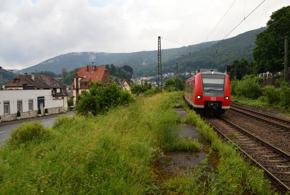 Durch die drei Burgenstadt Neckarsteinach kommt ein vom 425 527-9 gen Heilbronn am 12.6.2016 über die Neckartalbahn gefahren.