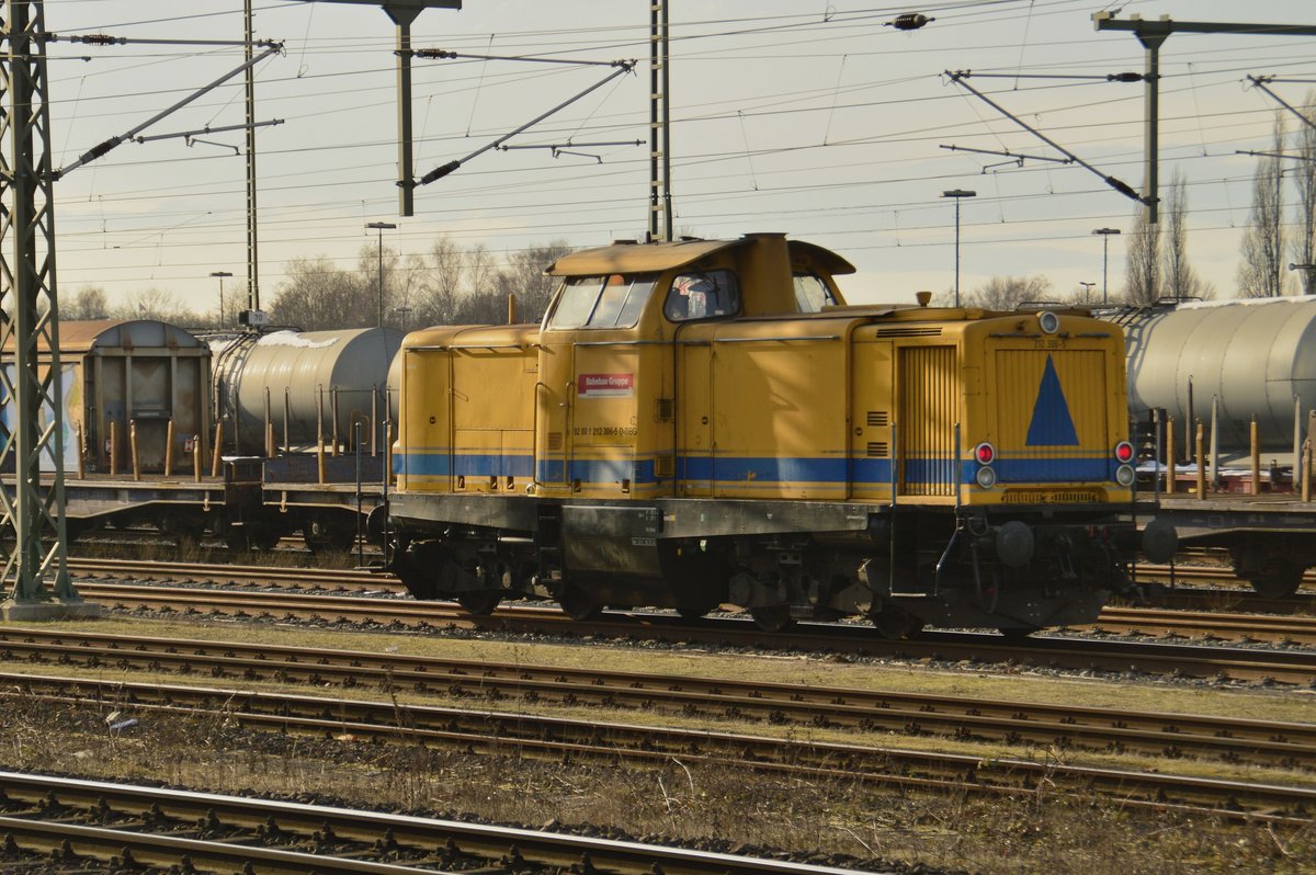 Durch Duisburg  Bissingheim fährt hier eine 212 der Bahnbaugruppe nach Entenfang.
Samstag den 28.1.2017