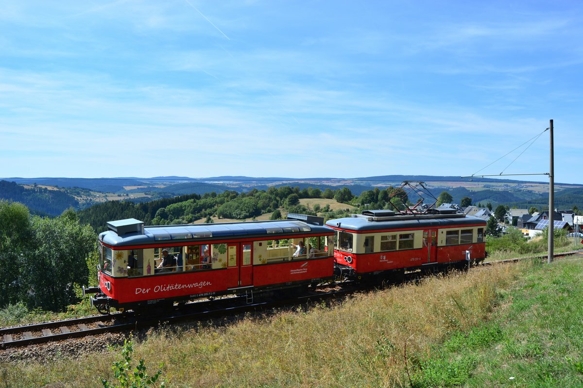 Durch einen Flyer konnte ich diese Fotostelle finden welche eine fantastische Aussicht zeigt. Hier fahren 479 205-7 und 479 201-6 von Lichtenhain gen Cursdorf.

Lichtenhain 12.08.2018