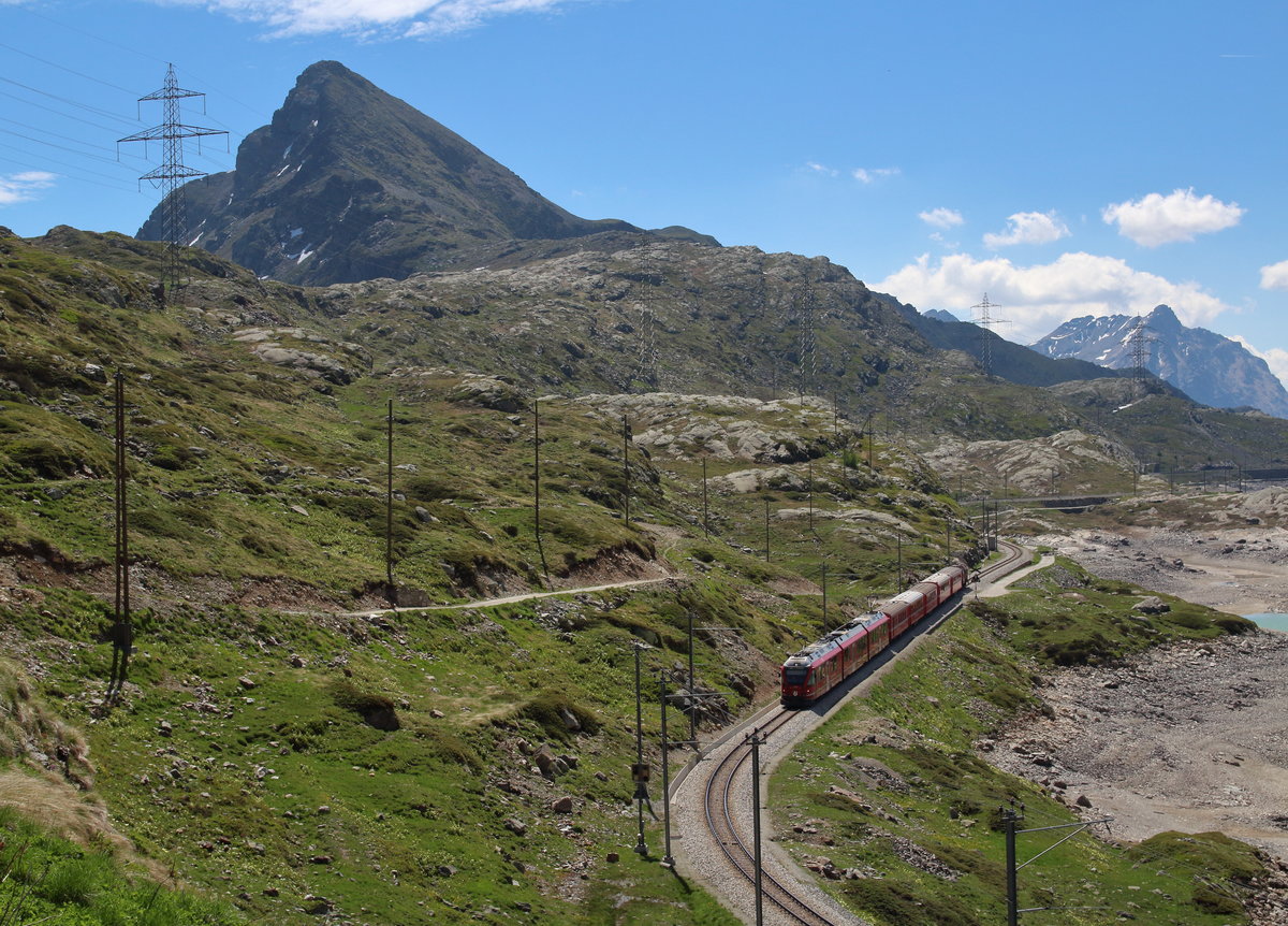 Durch eine karge Landschaft fährt ABe 8/12 3514  Steivan Brunies  als R1640 (Tirano - St.Moritz). Am Schluss des Zuges rollt noch ein Kesselwagen mit.

Ospizio Bernina, 13. Juni 2017